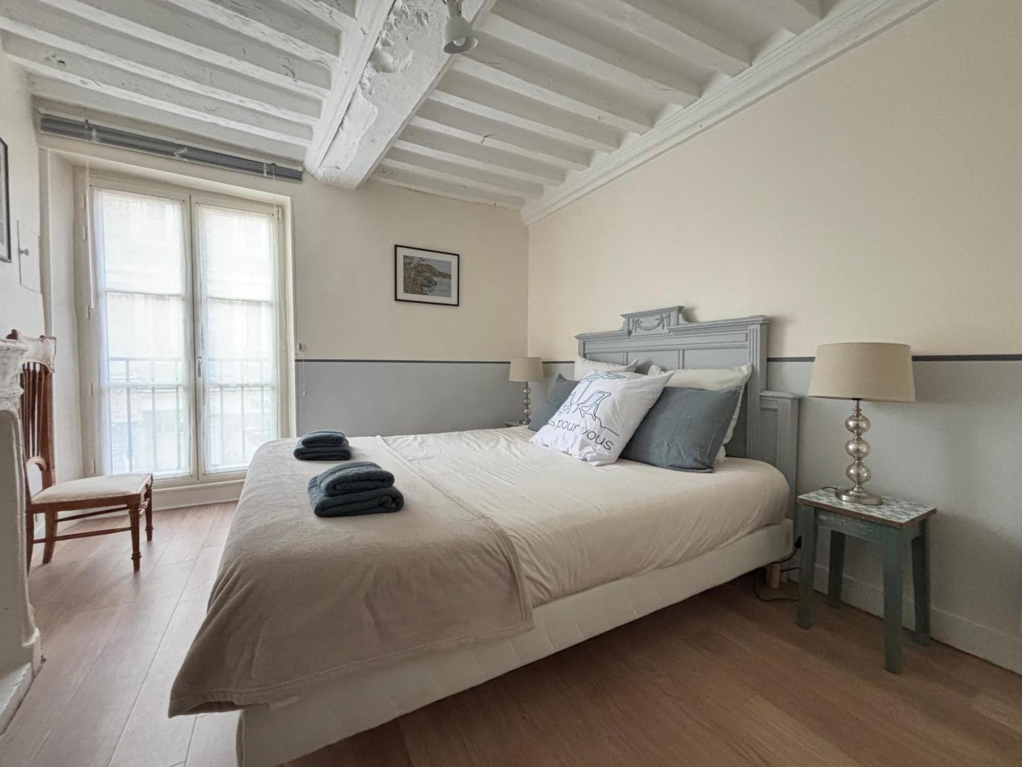 Les Remparts Apt Spacieux 1 Er Etage Renove Joliment Decore Bien Equipe Plein Centre Bayeux Proche Plages Du Debarquement Parking Gratuit A Proximite Екстериор снимка